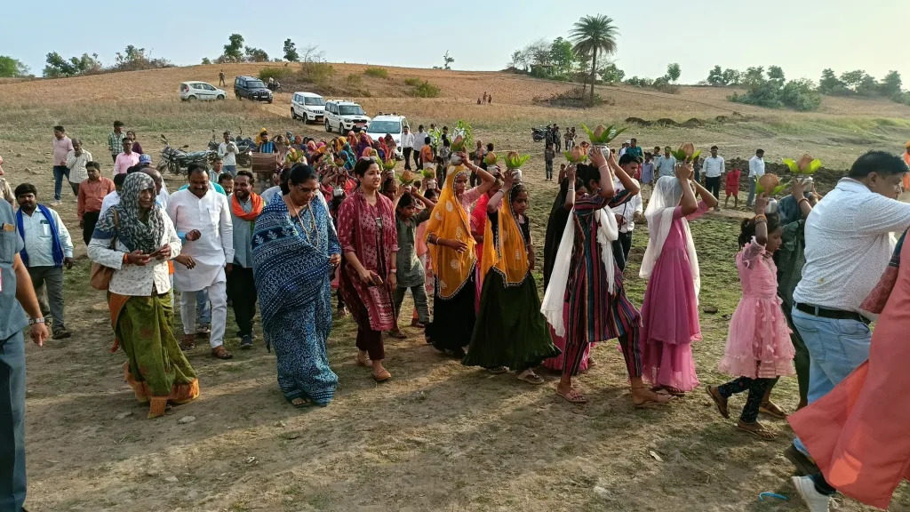 ग्राम पंचायत भोयरा में तालाब गहरीकरण के कार्य का हुआ शुभारंभ | New India Times