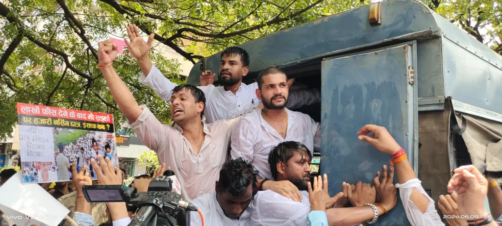 भोपाल में नर्सिंग घोटाले के विरोध में आयोजित धरना प्रदर्शन में शामिल हुए युवा कांग्रेस बुरहानपुर जिला अध्यक्ष उबैद उल्ला | New India Times