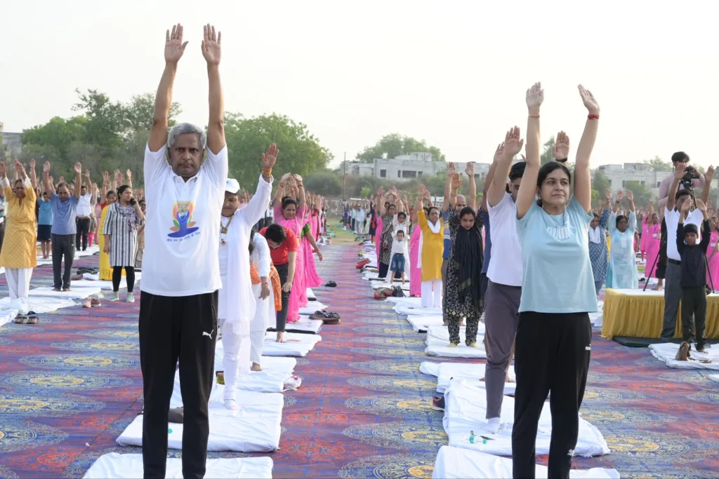 मोहन पहलवान स्पोर्ट्स स्टेडियम गणेशरा में आयोजित हुआ भव्य दशम अन्तर्राष्ट्रीय योग दिवस कार्यक्रम | New India Times