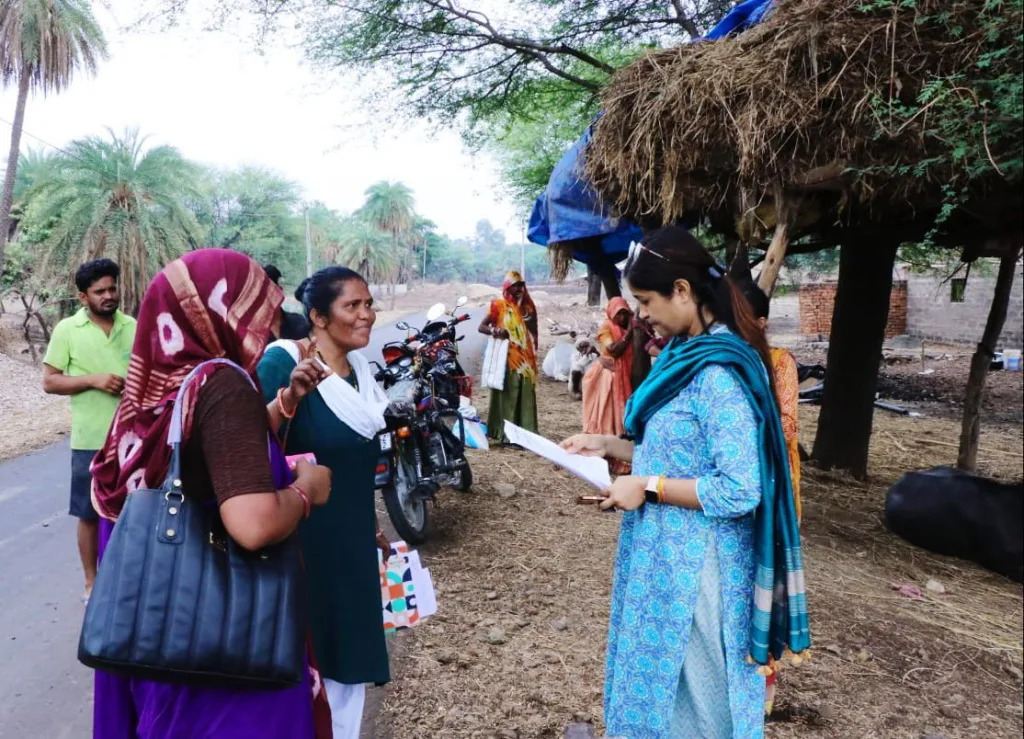 कलेक्टर ने गांव में जाकर पिलाई 0 से 5 वर्ष तक के बच्चों को पल्स पोलियो की दवाई | New India Times