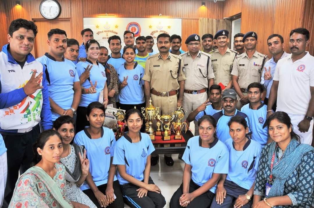 जिला स्तरीय पुलिस खेलकूद प्रतियोगिता में ऑल ओवर चैम्पियनशिप जीतने वाली भोपाल पुलिस की महिला टीम का पुलिस आयुक्त ने किया सम्मान | New India Times