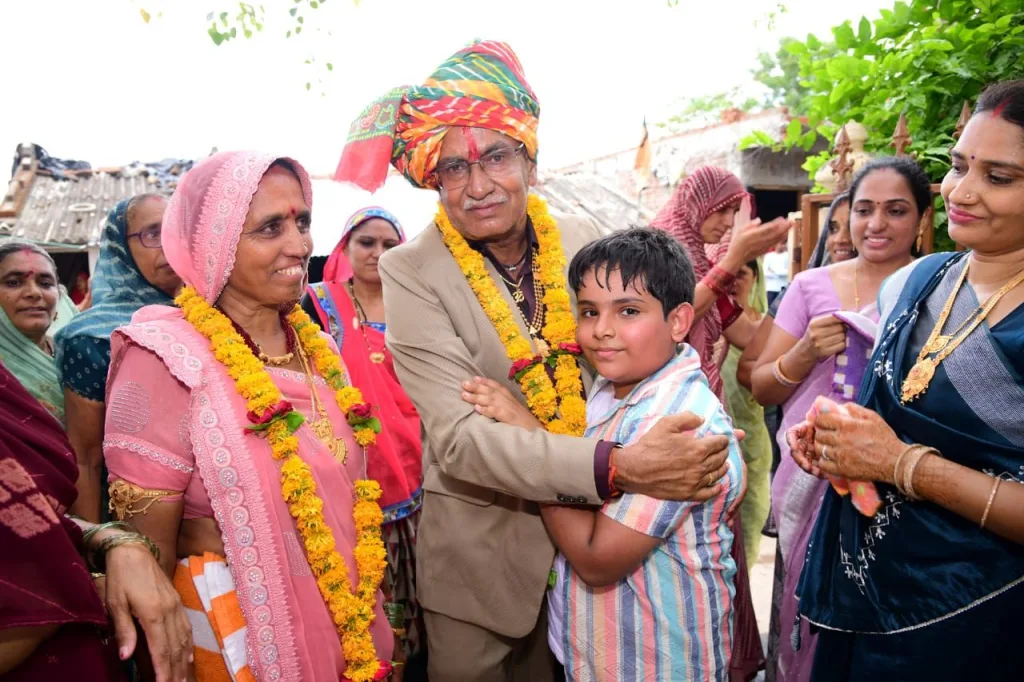 मेघनगर जनपद पंचायत के लेखापाल कंठालिया बावजी का सेवानिवृत्त पर सचिवों एवं समाज जनों ने किया सम्मान | New India Times