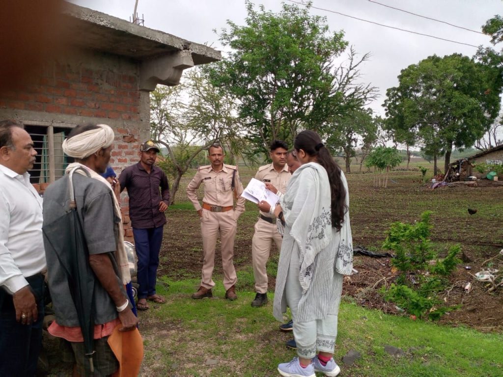 जनसुनवाई में आए आवेदन का निराकरण करते हुए भूमि पर दिलाया गया कब्जा | New India Times