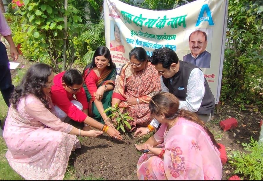 मंत्री ने "एक पेड़ मां के नाम" के तहत आईएचएम भोपाल में किया पौधारोपण | New India Times