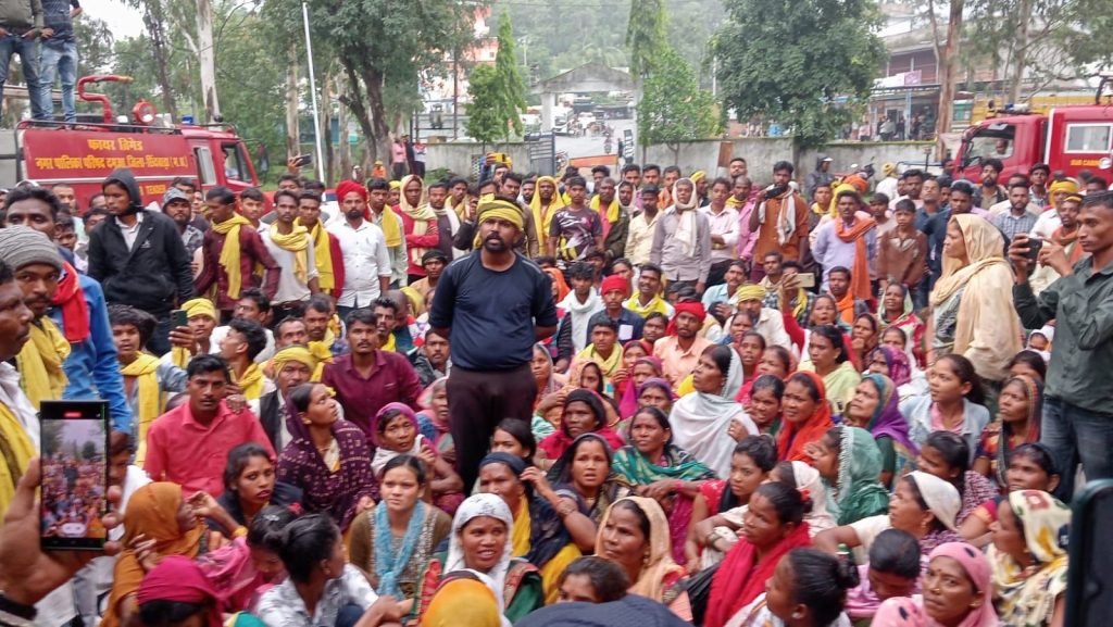 एक आदिवासी युवक को गिरफ्तारी के खिलाफ लामबंद हुआ आदिवासी समाज, 10 घंटे तक किया दमुआ थाने का घेराव, युवक को की छोड़ने की मांग | New India Times