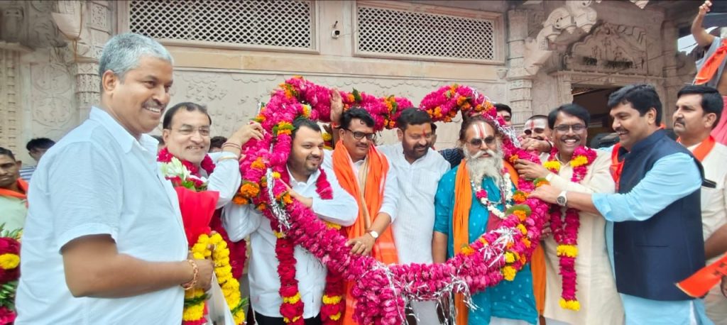 हनुमंत मंदिर में महा आरती कर लोकप्रिय समाजसेवी चुन्नू भैया शर्मा ने रिमझिम बारीश के बीच सादगी से मनाया अपना जन्मदिन, बड़ी संख्या में पहुंचे लोग | New India Times