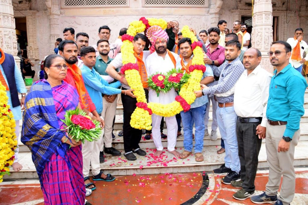 हनुमंत मंदिर में महा आरती कर लोकप्रिय समाजसेवी चुन्नू भैया शर्मा ने रिमझिम बारीश के बीच सादगी से मनाया अपना जन्मदिन, बड़ी संख्या में पहुंचे लोग | New India Times