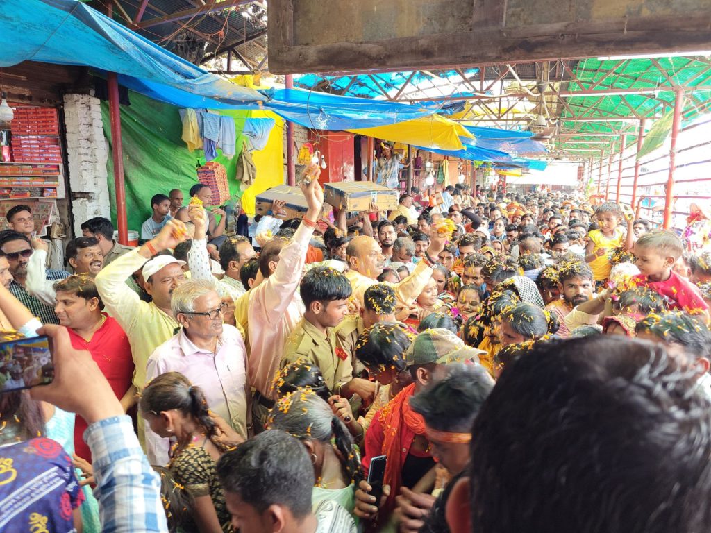 नगर पालिका चेयरमैन ने गोला के व्यापारियों के संग की कांवड़ियों के संग पुष्प वर्षा | New India Times