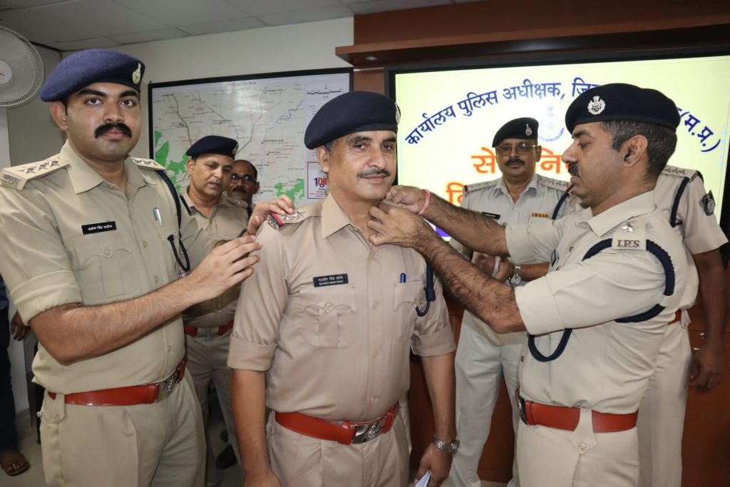 पुलिस विभाग ग्वालियर से सेवानिवृत्त हुए पुलिस अधिकारी व कर्मियों को एसपी ग्वालियर ने दी विदाई | New India Times