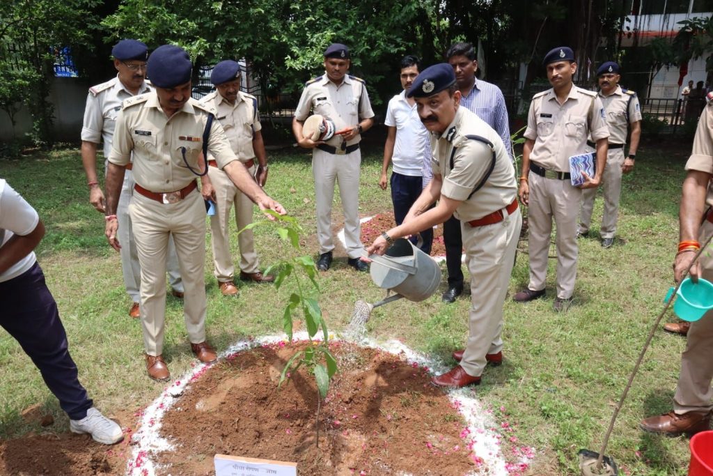 आईजी ग्वालियर ने एसपी ऑफिस का किया वार्षिक निरीक्षण, संबंधित को दिये लंबित प्रकरणों के शीघ्र निराकरण के निर्देश | New India Times