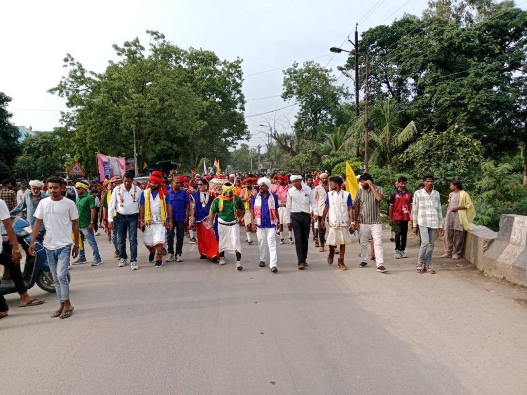 विश्व आदिवासी दिवस पर आदिम संस्कृति के रंगों में दिखे युवक- युवतियां, ड्रेस कोड में पहुंचे समाज जन | New India Times