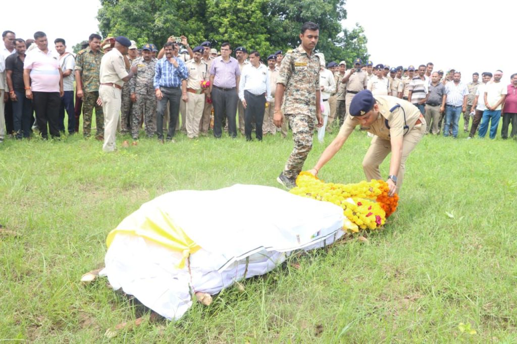 सैन्य सम्मान के साथ जवानों को दी गई अंतिम विदाई, उनके पैतृक गांव में हुआ अंतिम संस्कार | New India Times