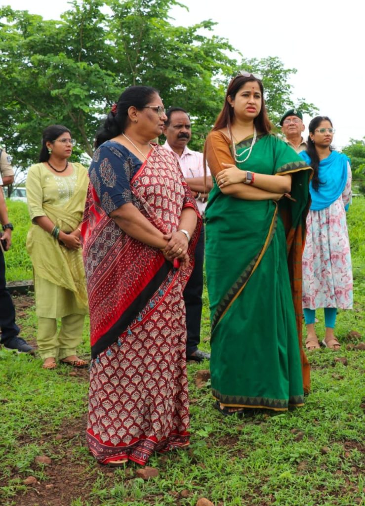 हरियाली अमावस्या के पावन अवसर पर कैबिनेट मंत्री एवं कलेक्टर द्वारा हाथीपावा पर किया गया पौधारोपण | New India Times