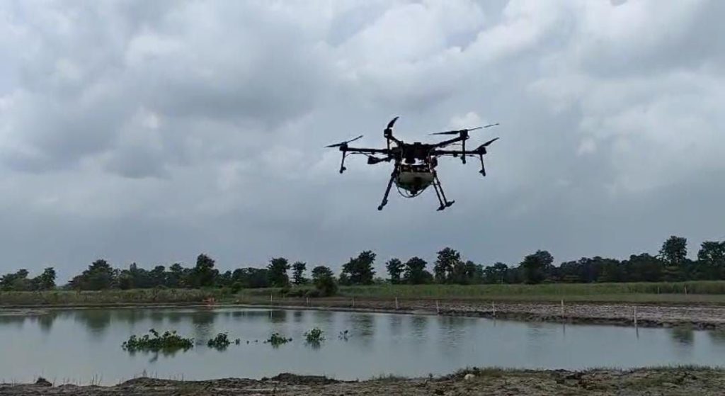 डीएम की अभिनव पहल, ड्रोन के ज़रिए शुरू कराया एंटीलार्वा का छिड़काव | New India Times