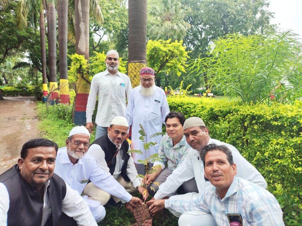 मध्य प्रदेश के नीमच में आयोजित मुस्लिम मेधावी छात्र सम्मान समारोह, पर्यावरण संरक्षण जागरूकता एवं पौधारोपण कार्यक्रम में ऑल इंडिया हज वेलफेयर सोसाइटी के राष्ट्रीय अध्यक्ष मुकीत ख़ान का संबोधन: अच्छी शिक्षा हासिल कर समाज की हर बुराई को दूर करें | New India Times