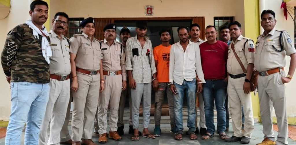 रात के अंधेरे में बाड़े से 6 बैल चुराने वाले 3 आरोपियों को नेपा नगर पुलिस ने मशरुका सहित किया गिरफ्तार | New India Times