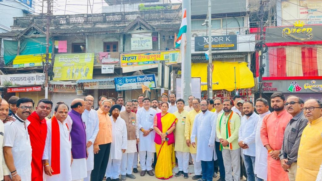 भाजपा ने सांसद कार्यालय और कमल तिराहा पर ध्वजारोहण कर मनाया स्वतंत्रता दिवस | New India Times