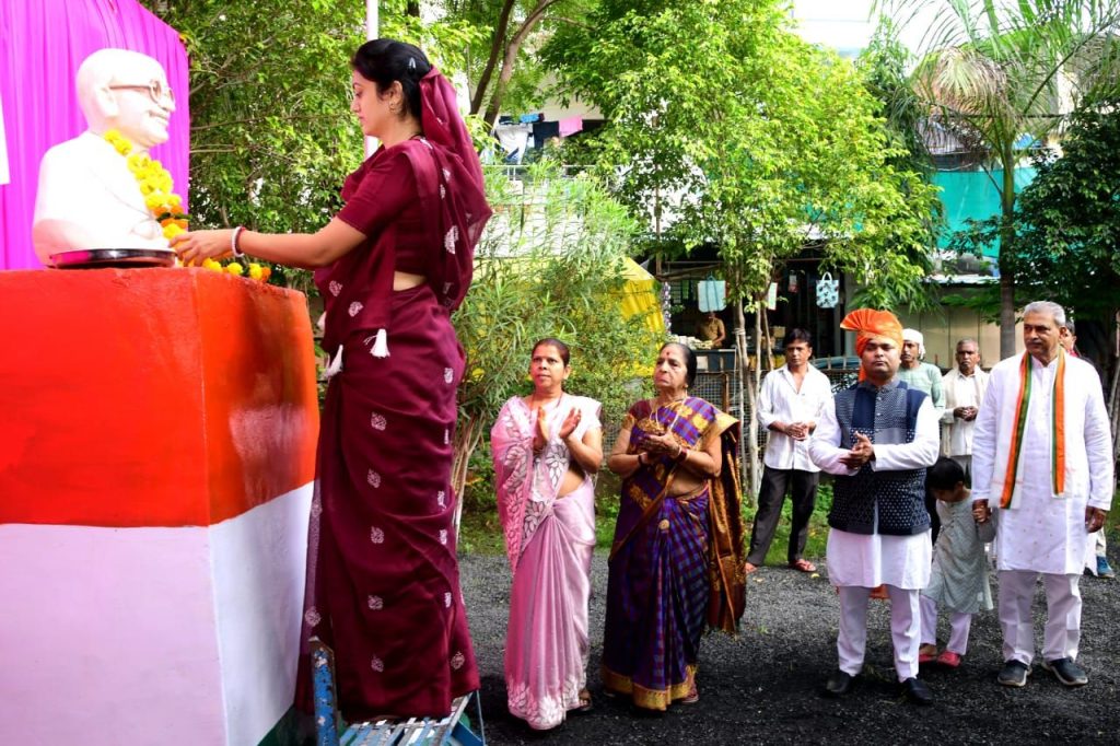 मेघनगर जनपद अध्यक्ष ललिता मुकेश मुणिया द्वारा दशहरा मैदान पर किया गया ध्वाजारोहण | New India Times