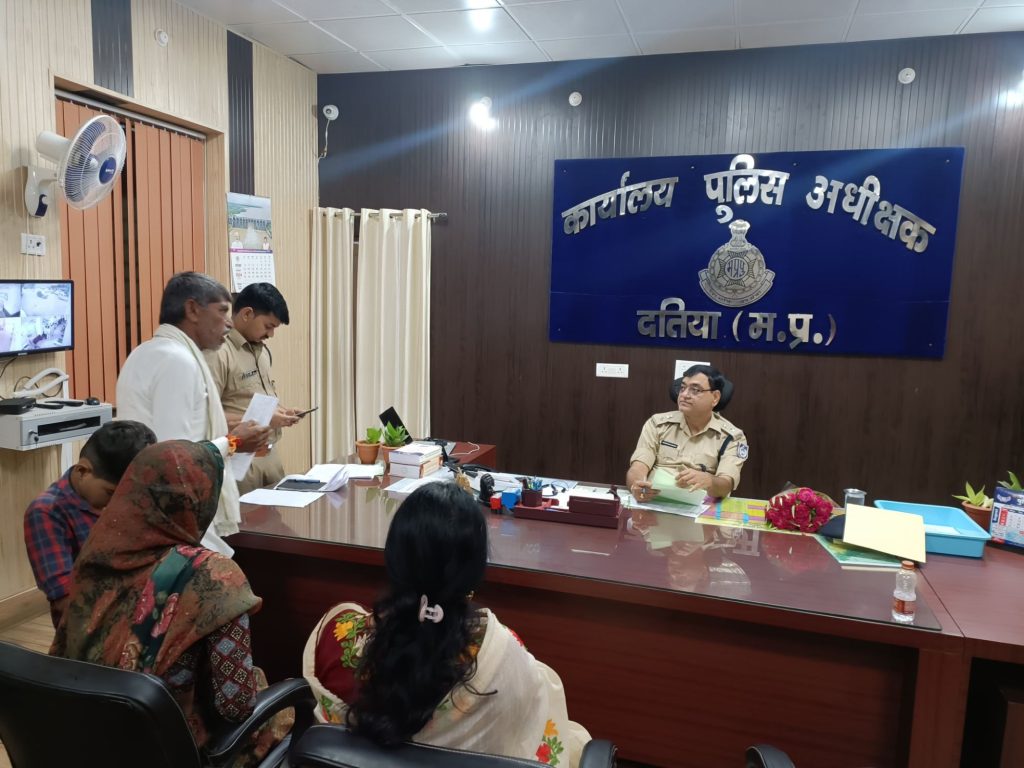 जन सुनवाई में आवेदकों की शिकायतों को पुलिस अधीक्षक दतिया श्री वीरेंद्र कुमार मिश्रा द्वारा सुना गया | New India Times