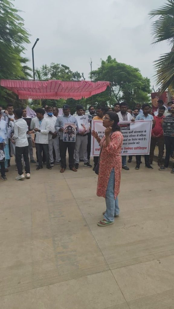 ट्रेनी डॉक्टर की हत्या को लेकर हड़ताली डॉक्टरों ने टेंट के नीचे की ओपीडी | New India Times