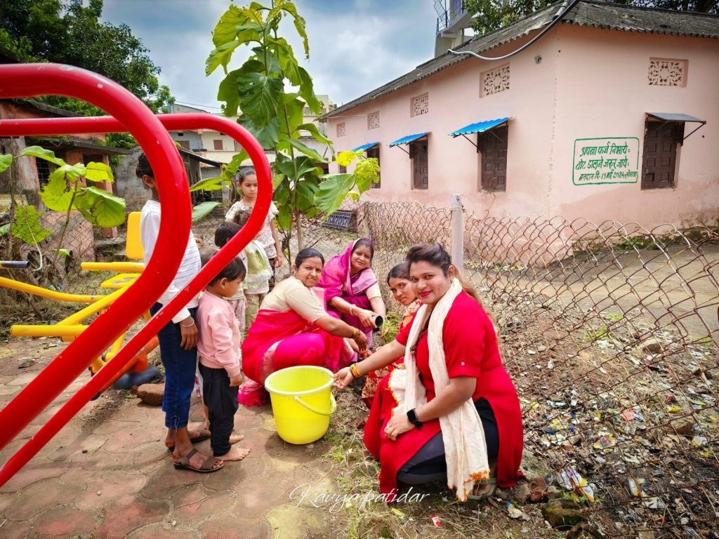 आंगनवाड़ी केन्द्र पर एक पेड़ मां के नाम का किया गया आयोजन | New India Times