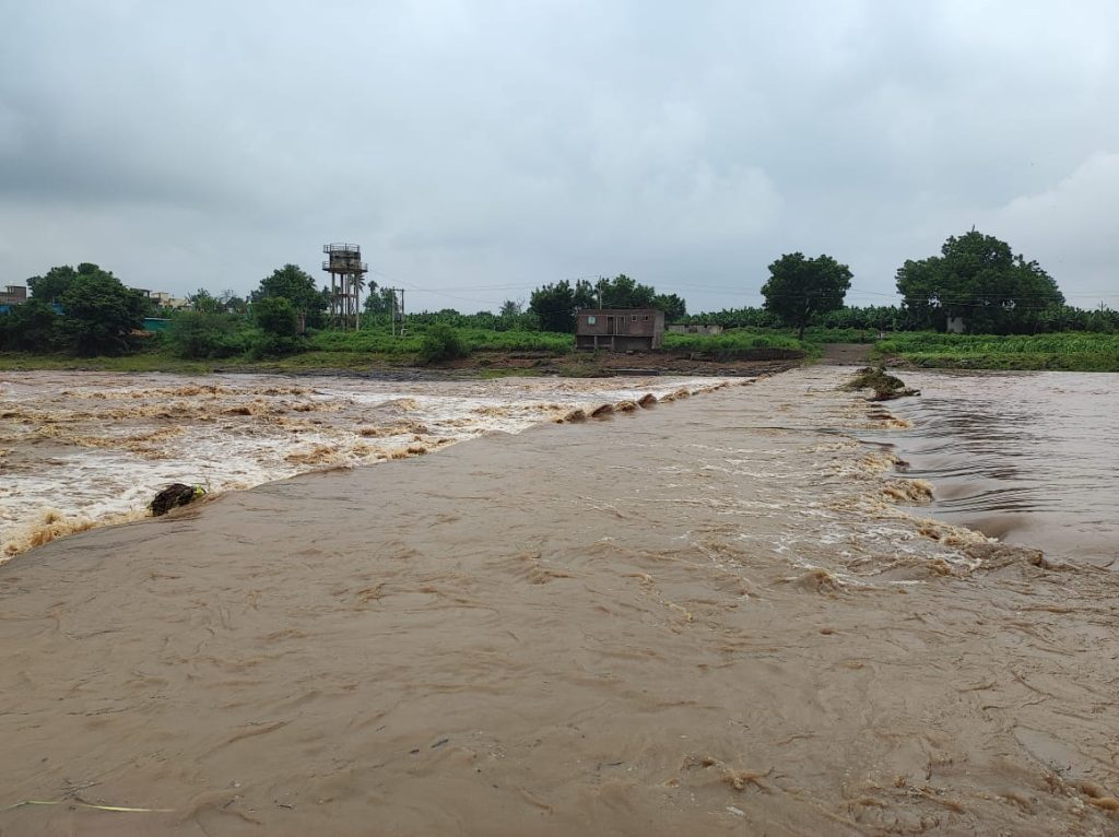 अजंता में मूसलाधार बारिश से उफान पर पूर्वी जलगांव की नदियां, जामनेर में फसलें बर्बाद, अरब सागर की ओर निकल पड़ा वाघुर डैम का पानी | New India Times