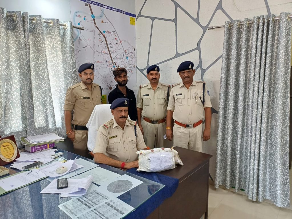 थाना डबरा पुलिस ने झांसी हाइवे सर्विस रोड़ के पास से एक तस्कर को गिरफ़्तार कर उसके कब्जे से दो किग्रा गांजा किया बरामद | New India Times