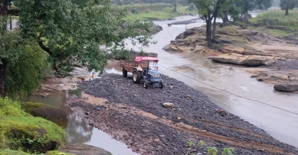 रेत का अवैध उत्खनन और परिवहन करना पड़ा महंगा, एसडीएम व तहसीलदार की कार्यवाही, तस्करों में मचा हड़कंप | New India Times