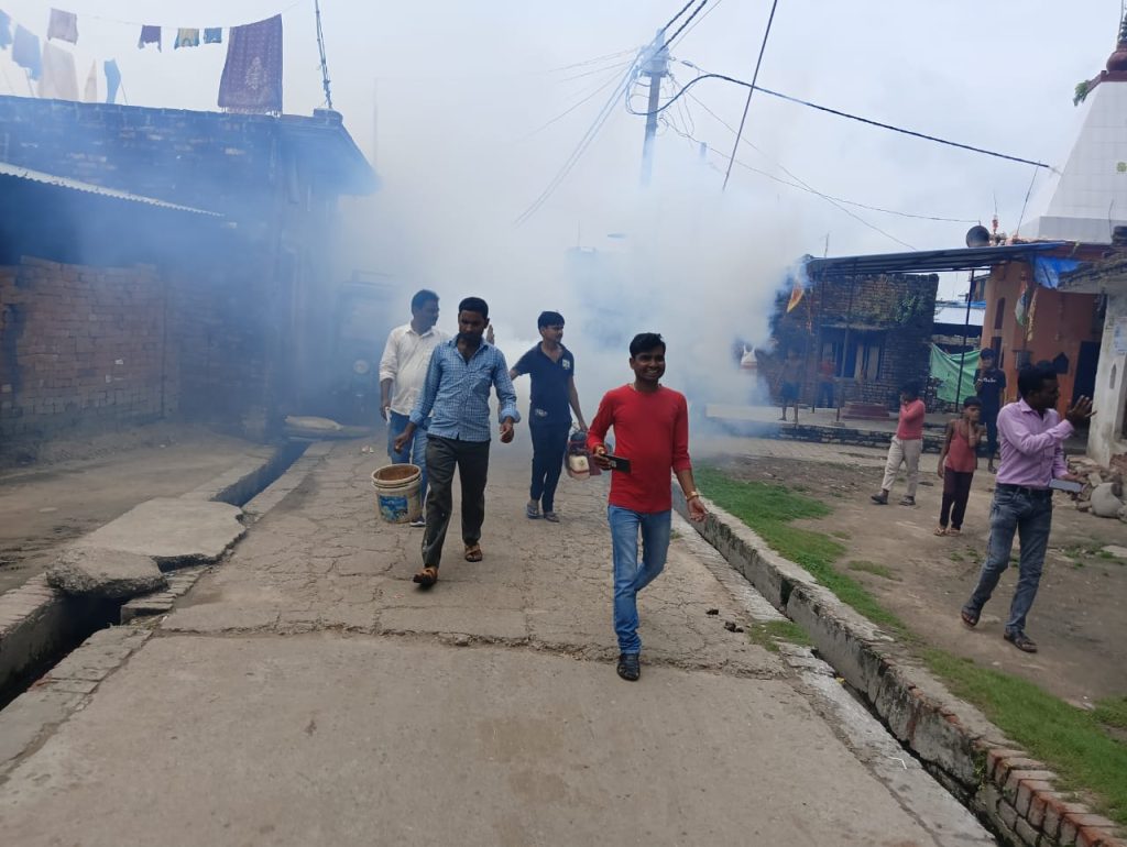 बुखार की सूचना के बाद ग्राम सुआगाड़ा पहुंची स्वास्थ्य विभाग की टीम, लगाया जांच शिविर | New India Times