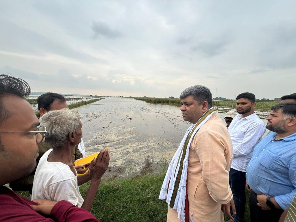 मंत्री प्राविधिक शिक्षा एवं उपभोक्ता मामले, उत्तर प्रदेश आशीष पटेल ने बाढ़ प्रभावित क्षेत्रों का भ्रमण कर बाढ़ पीड़ितों को दिया आश्वासन | New India Times