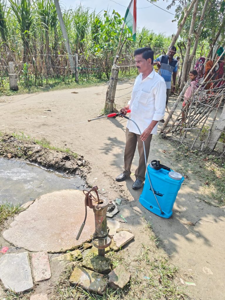 जल भराव देखकर स्वास्थ्य टीम ने कराया एंटी लारवा का छिड़काव | New India Times