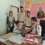 बुरहानपुर पुलिस की तत्परता से 07 साल के गुमशुदा बालक को 1 घंटे में ढूंढ कर किया परिजन के सुपुर्द