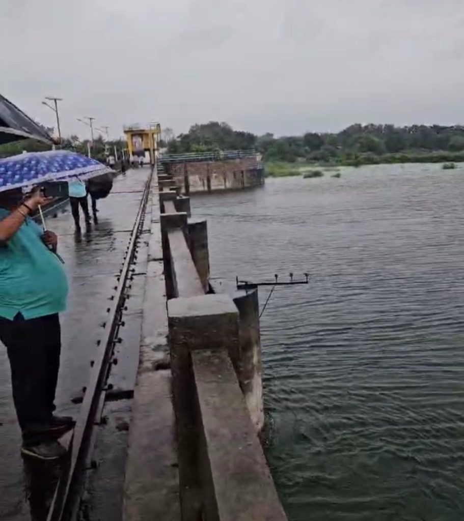 तिघरा जलाशय के खोले गए सभी 7 गेट, बड़ी संख्या में शहरवासी रोमांच का आनंद लेने पहुंचे, महापौर, नगर निगम सभापति, कलेक्टर व निगम आयुक्त भी बने साक्षी | New India Times