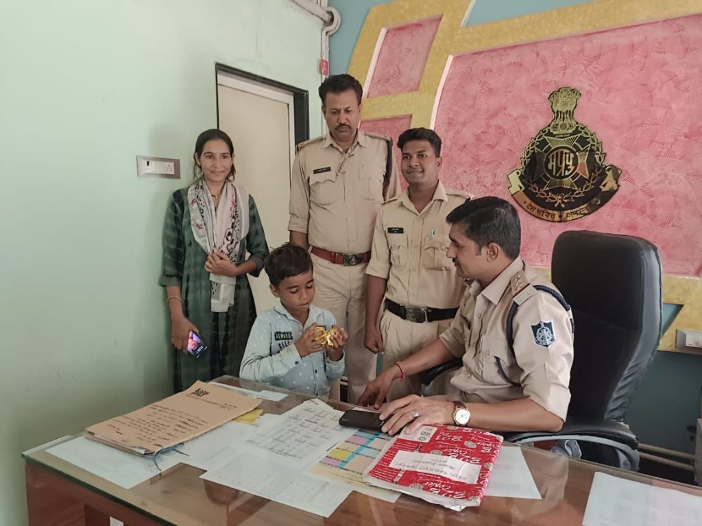 बुरहानपुर पुलिस की तत्परता से 07 साल के गुमशुदा बालक को 1 घंटे में ढूंढ कर किया परिजन के सुपुर्द | New India Times