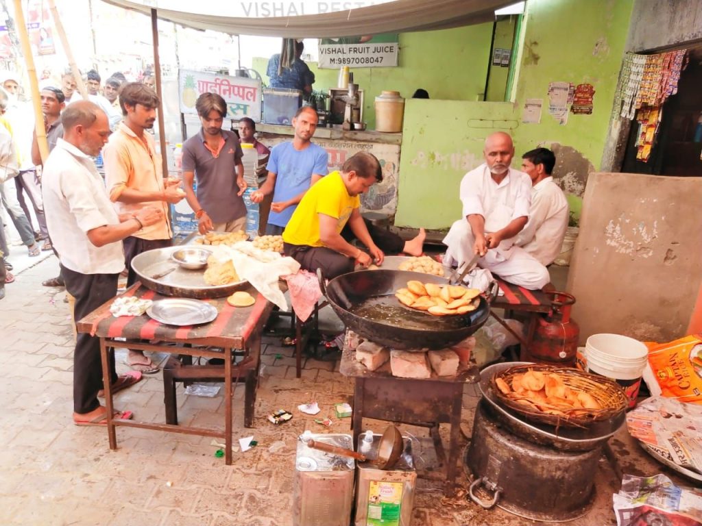 बागपत के जिलाधिकारी जितेन्द्र प्रताप सिंह ने किया सारथी की रसोई में श्रमदान | New India Times