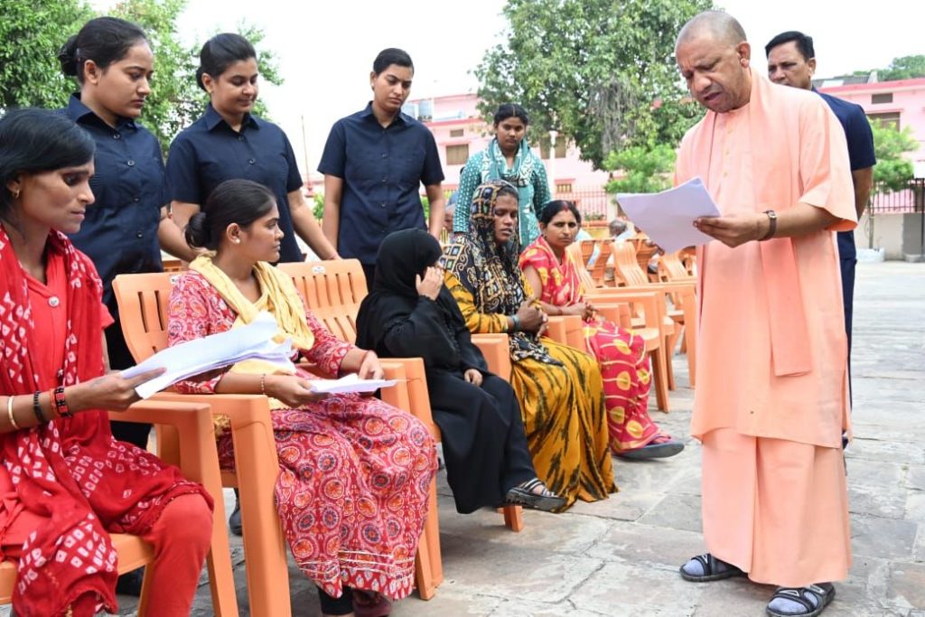 सीएम योगी ने लगाया जनता दरबार, सीएम ने दिया समस्याओं के निस्तारण का भरोसा, अधिकारियों को किया निर्देशित | New India Times