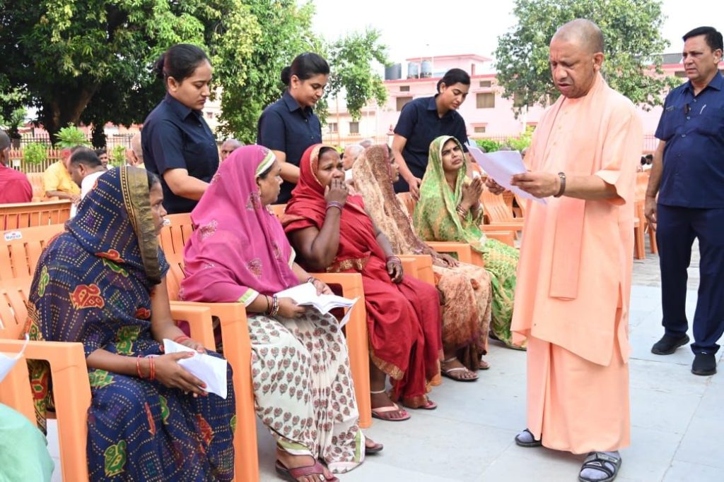 सीएम योगी ने लगाया जनता दरबार, सीएम ने दिया समस्याओं के निस्तारण का भरोसा, अधिकारियों को किया निर्देशित | New India Times