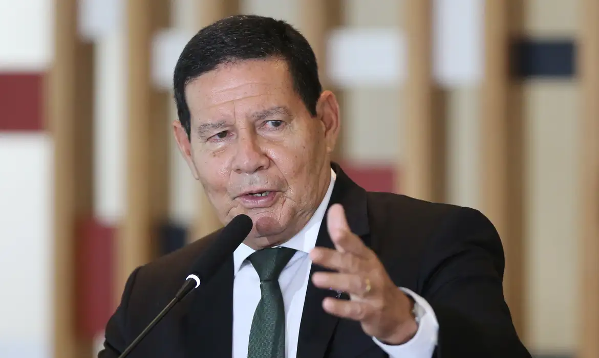 PSOL e Rede acionam STF com pedido de prisão contra Hamilton Mourão