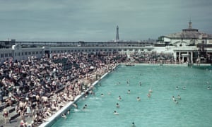 The Open Air Swimming Pool Lido on the South Shore in Blackpool in 1944.