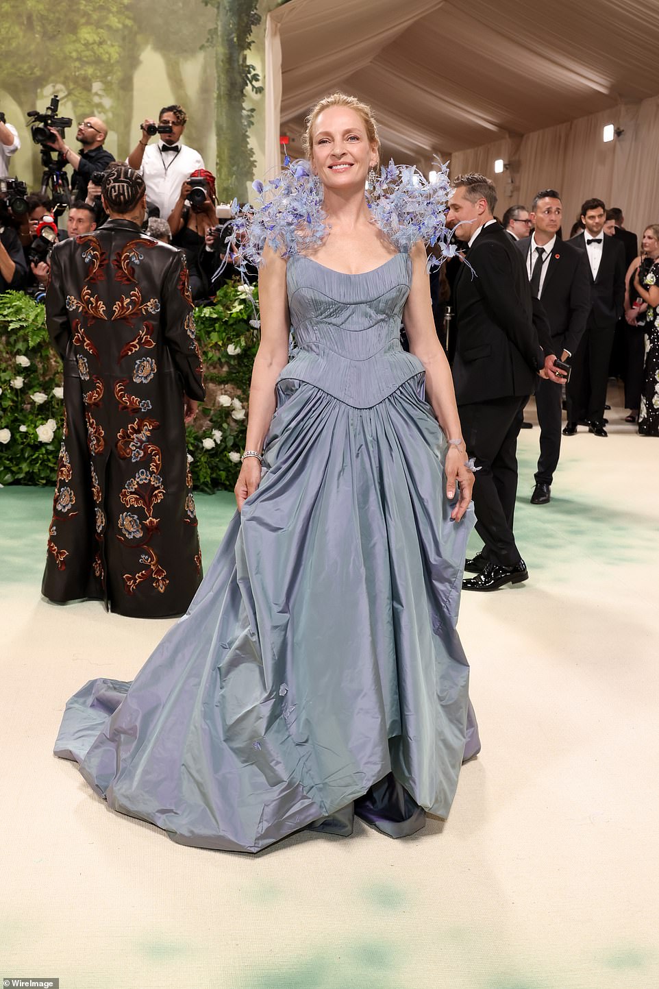 Uma Thurman chose a dusty blue purple frock with a voluminous skirt and three-dimensional sleeves