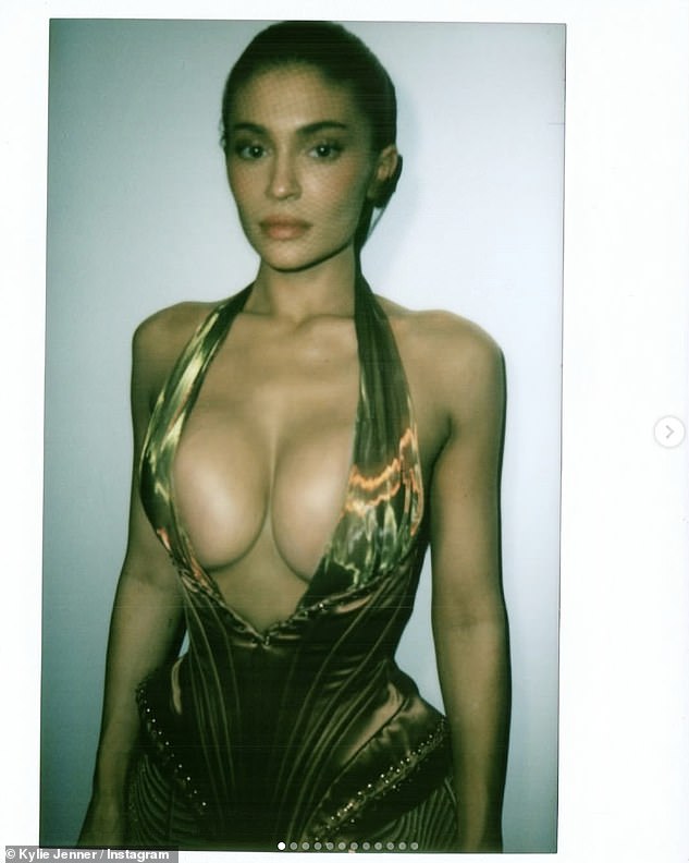 Clothed in a plunging dress by Ludovic de Saint Sernin, Kylie's ample cleavage took center stage