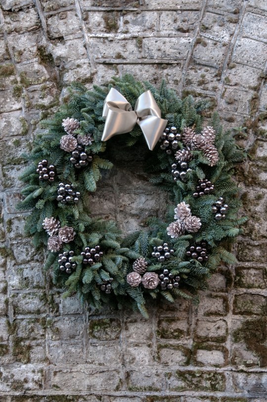The finished christmas wreath. 