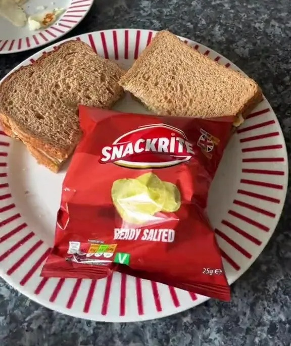 Sophie served up halloumi, pesto and ham sandwiches with a packet of crisps, and whilst many praised the meal as a 'crime', others were keen to praise the mother