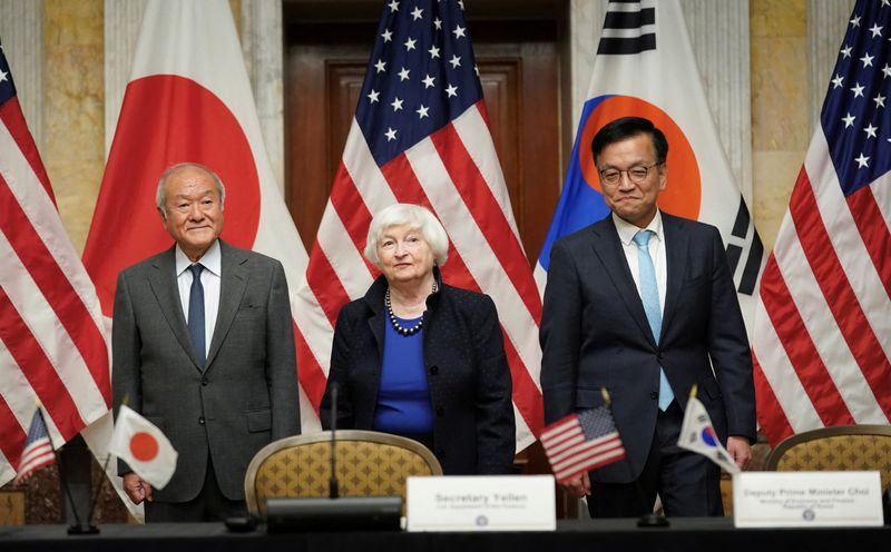 © Reuters. U.S. Treasury Secretary Janet Yellen, Japanese Finance Minister Shunichi Suzuki and Korean Finance Minister Choi Sang-mok arrive for their trilateral meeting on the sidelines of the IMF/G20 meetings, at the U.S. Treasury in Washington, U.S., April 17, 2024.  REUTERS/Kevin Lamarque