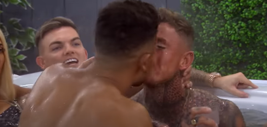 Nathan Henry and Beau Brennan enjoyed a kiss during a hot tub session