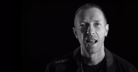 Chris Martin in Coldplay's feelslikeimfallinginlove music video