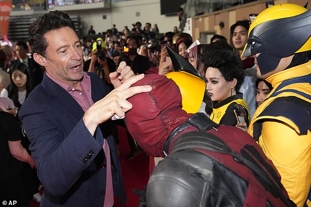 Hugh was quickly mobbed by delighted fans as he arrived at the premiere