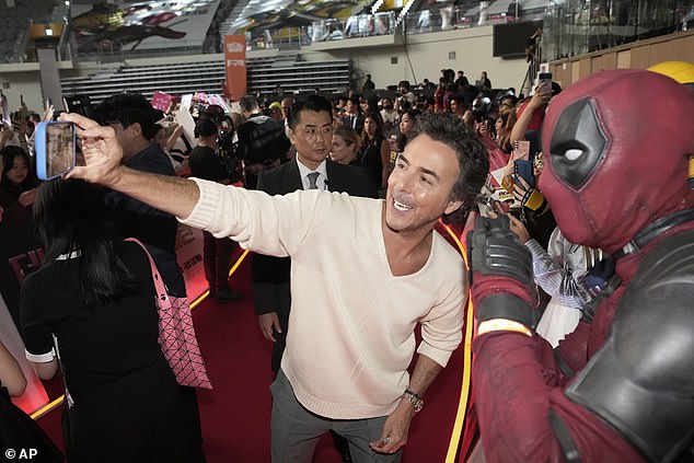 Director Shawn Levy eagerly posed for selfies with fans