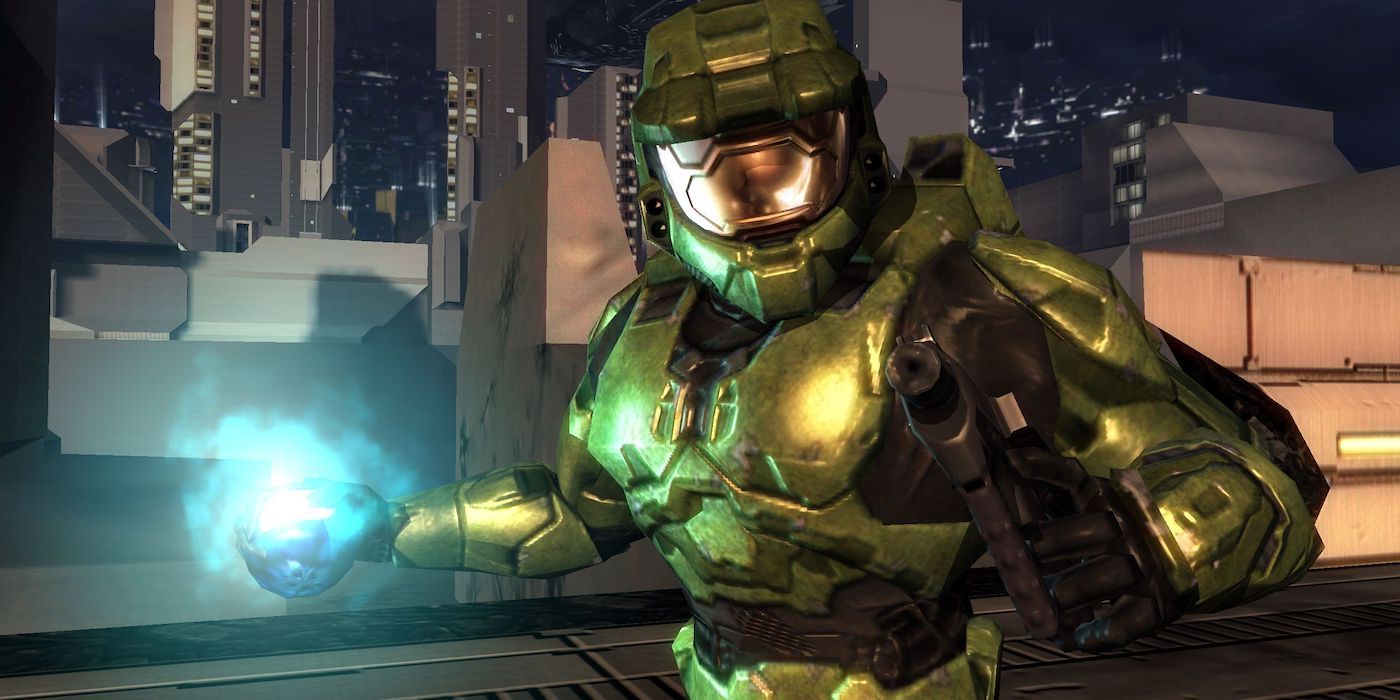 Master Chief holding a smoke bomb in Halo 2.