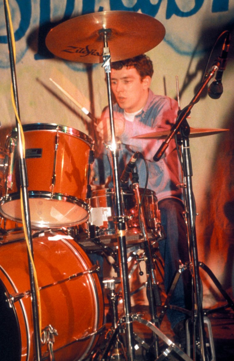 UNITED KINGDOM - JANUARY 27: SPLASH CLUB Photo of Tony McCARROLL and OASIS, Tony McCarroll performing live onstage at The Water Rats (Photo by Ian Dickson/Redferns)